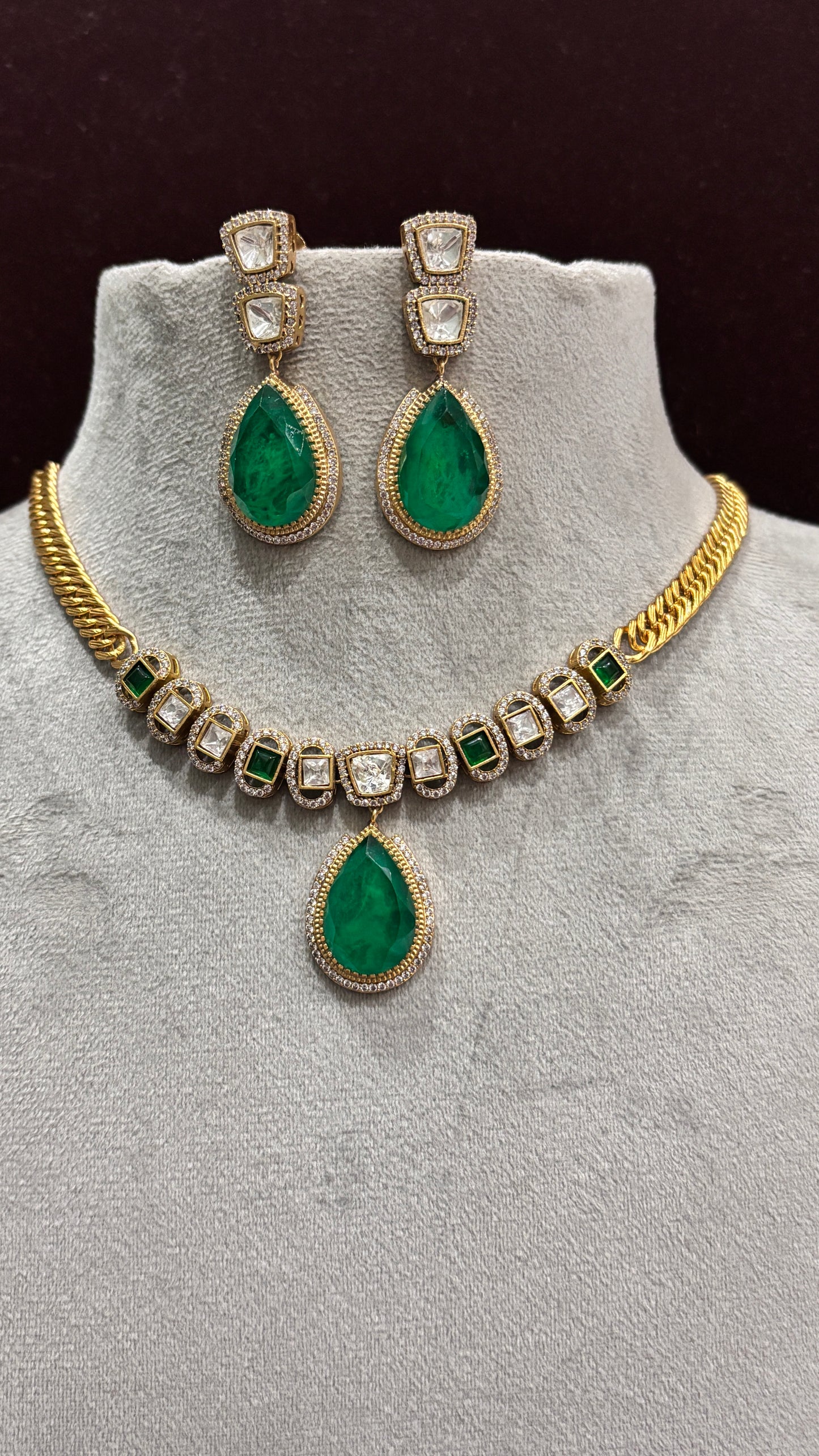 Aarvika Emerald Luxe Moissanite Necklace Set