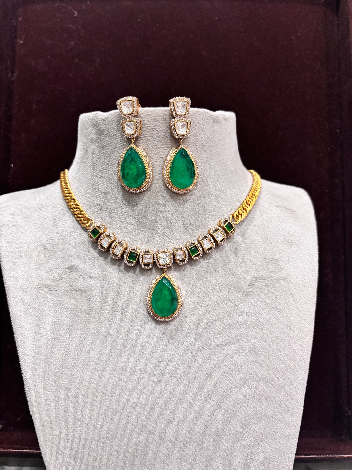 Aarvika Emerald Luxe Moissanite Necklace Set