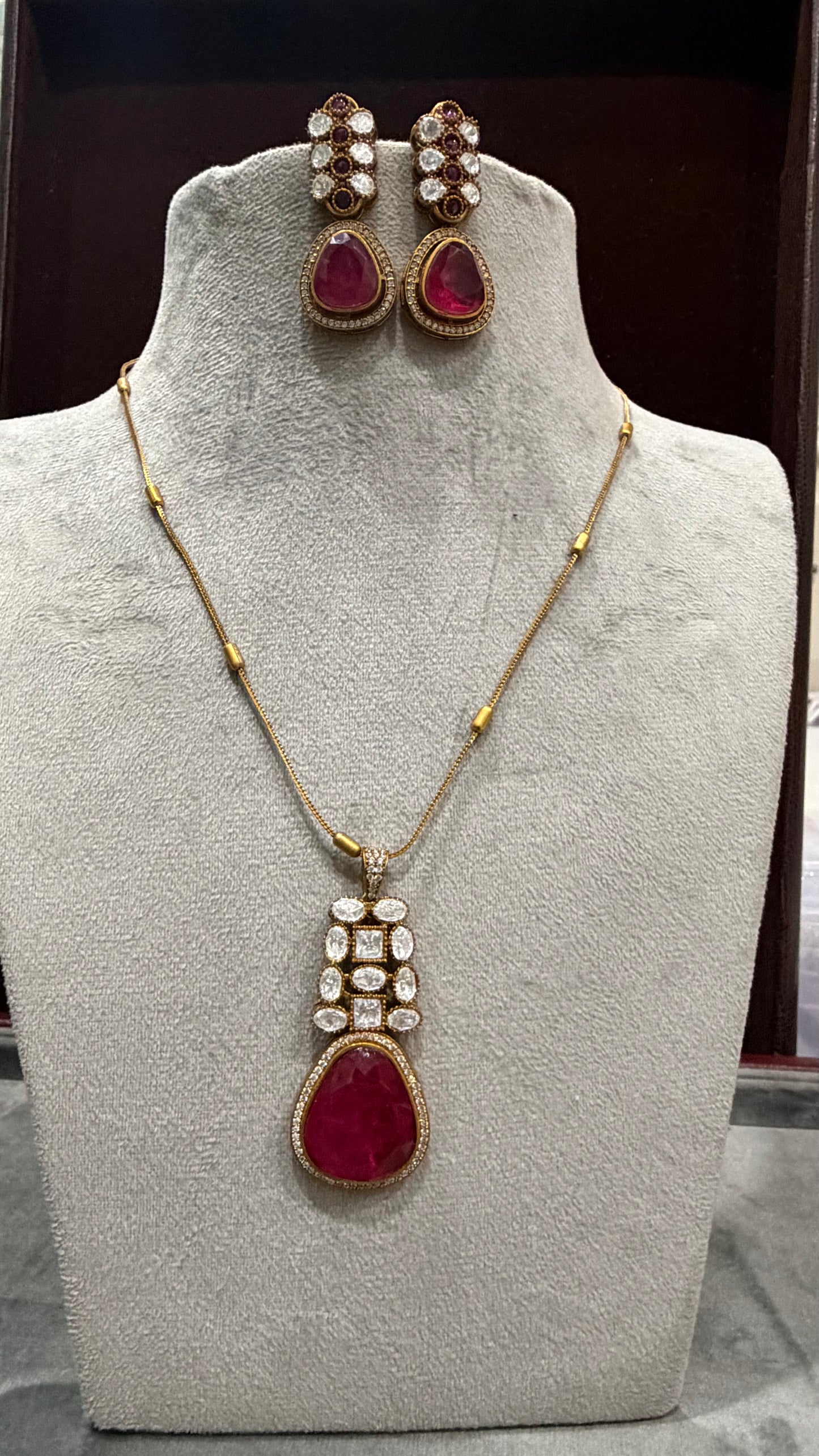 Eira Ruby Royal Pendant Set