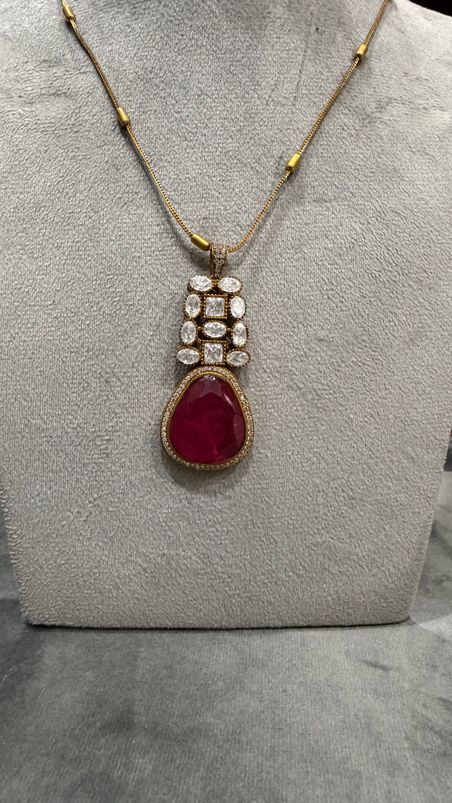 Eira Ruby Royal Pendant Set
