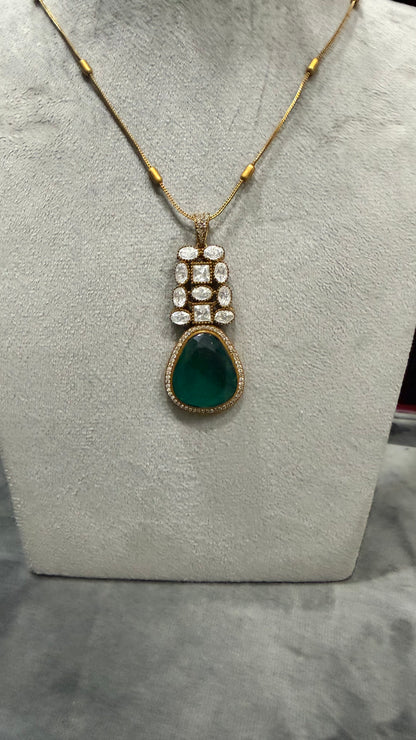 Eira Emerald Royal Pendant Set