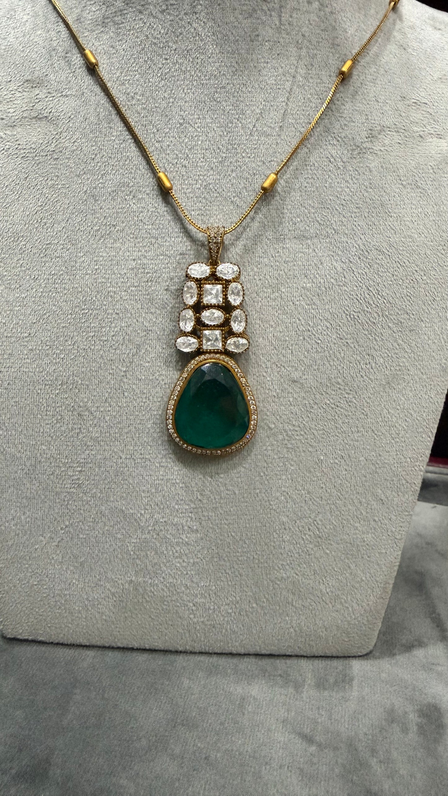 Eira Emerald Royal Pendant Set