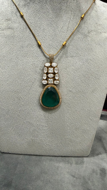 Eira Emerald Royal Pendant Set