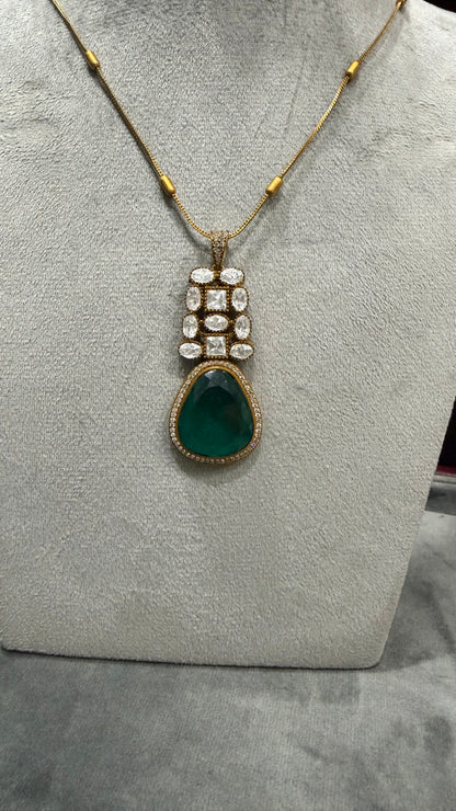 Eira Emerald Royal Pendant Set