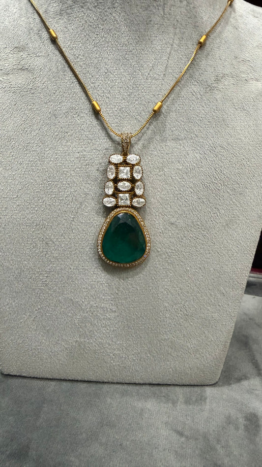 Eira Emerald Royal Pendant Set