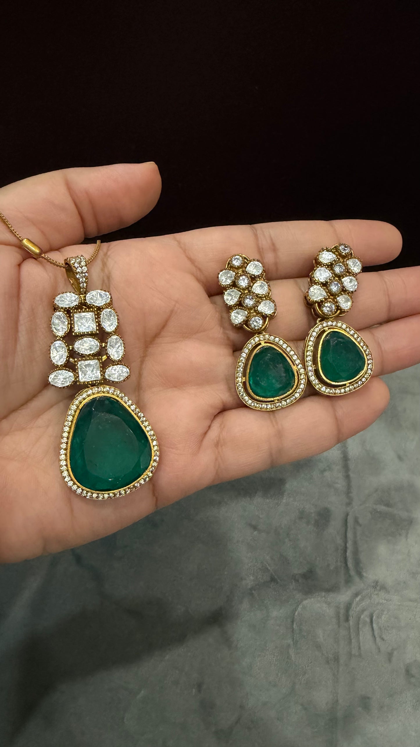 Eira Emerald Royal Pendant Set