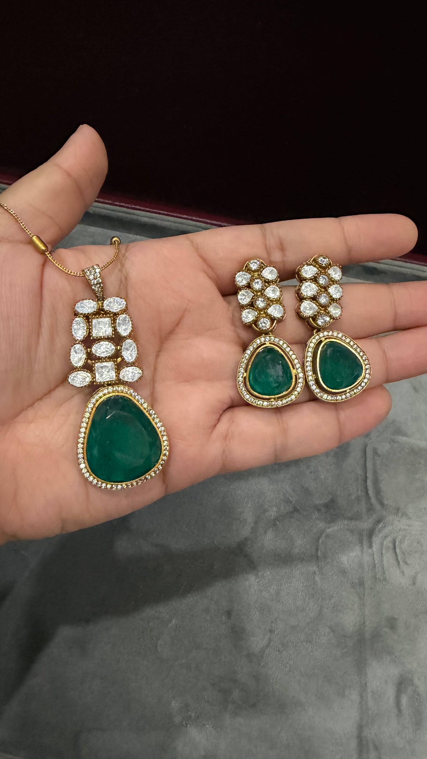 Eira Emerald Royal Pendant Set