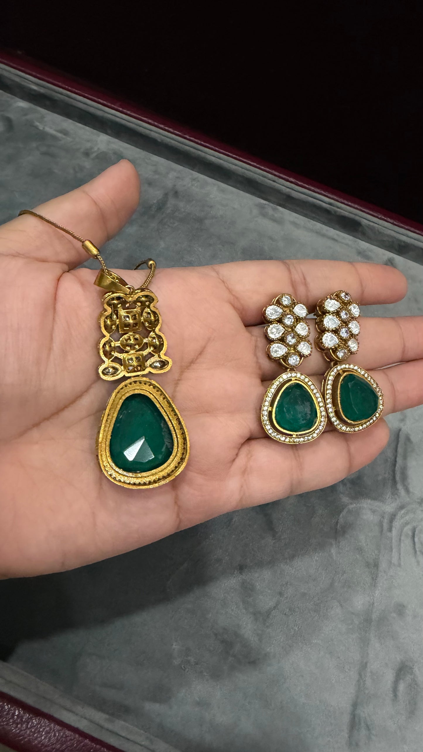 Eira Emerald Royal Pendant Set