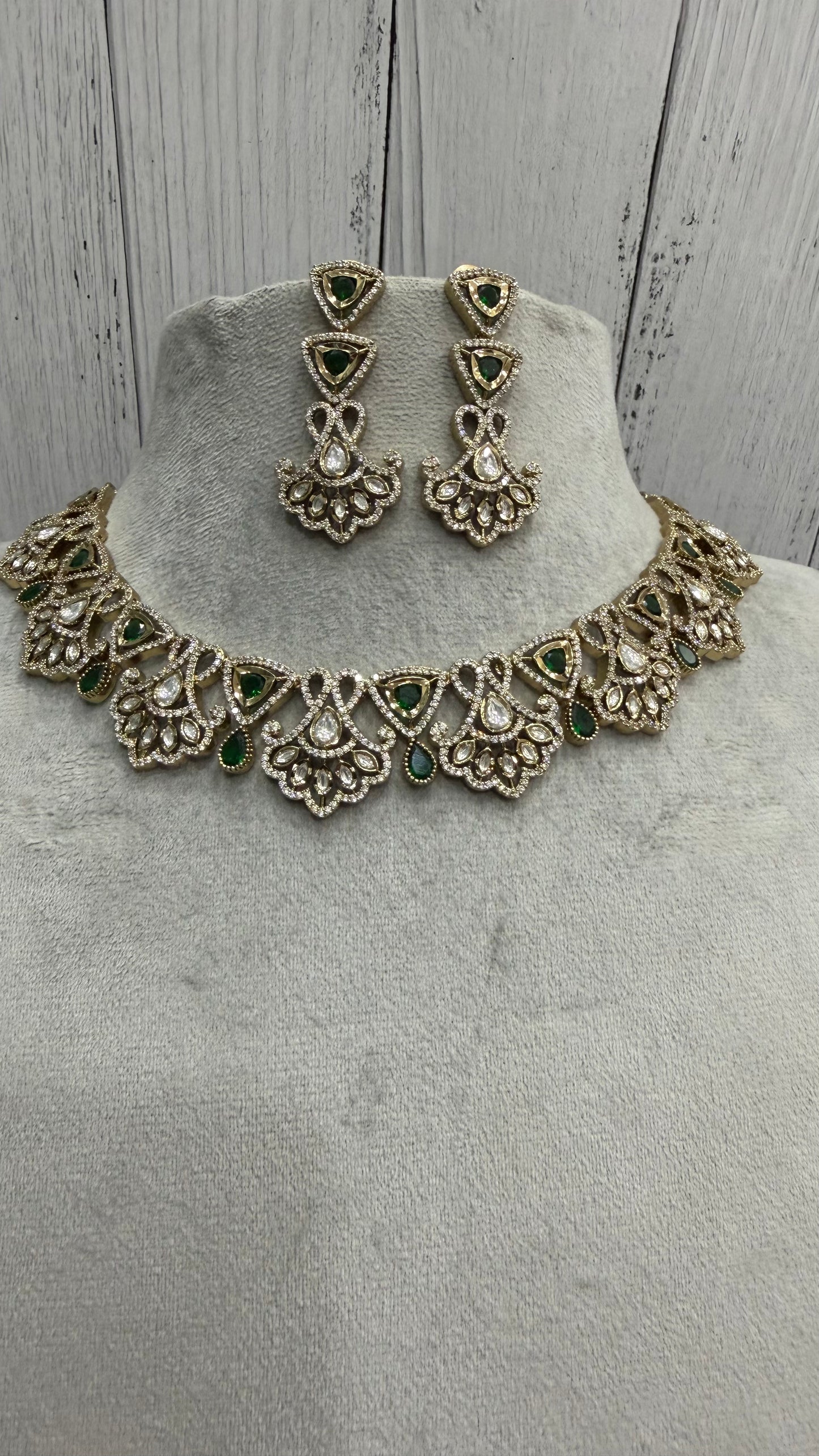 Aaradhya Emerald Floral Moissanite Necklace Set