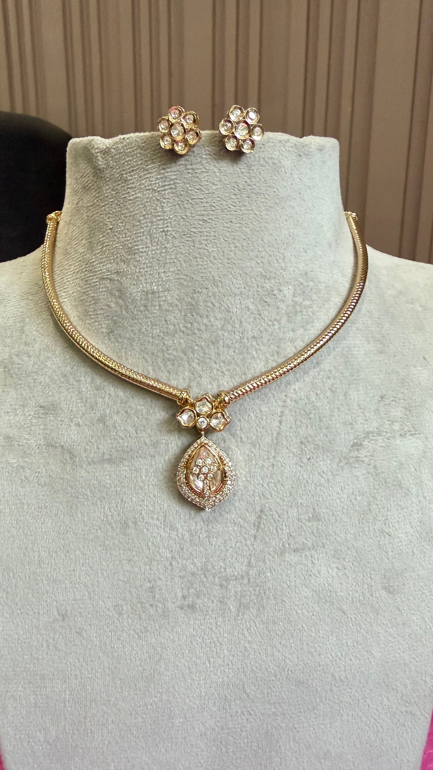 Aarika Classic Teardrop Pendant Hasli Necklace Set