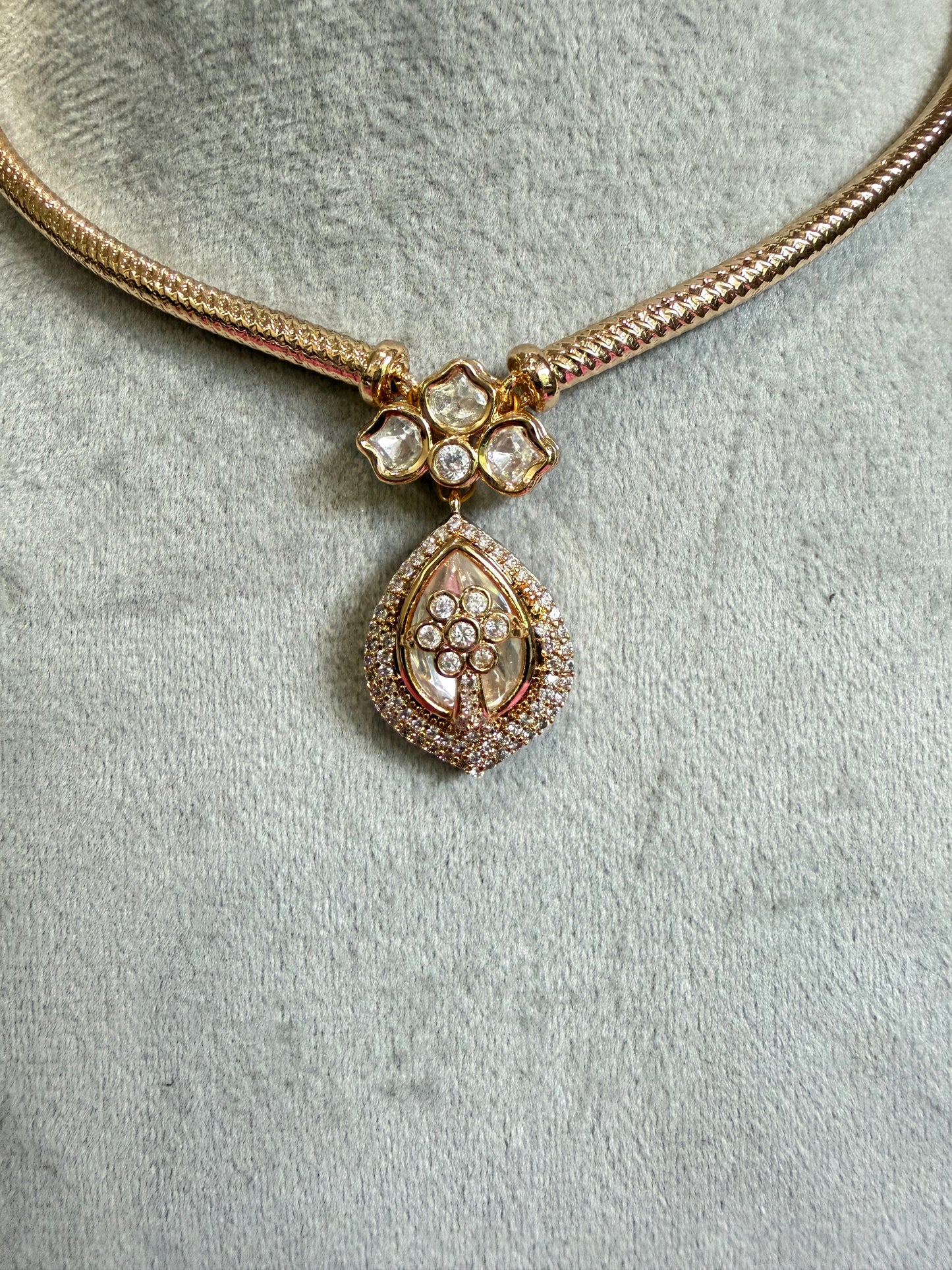 Aarika Classic Teardrop Pendant Hasli Necklace Set