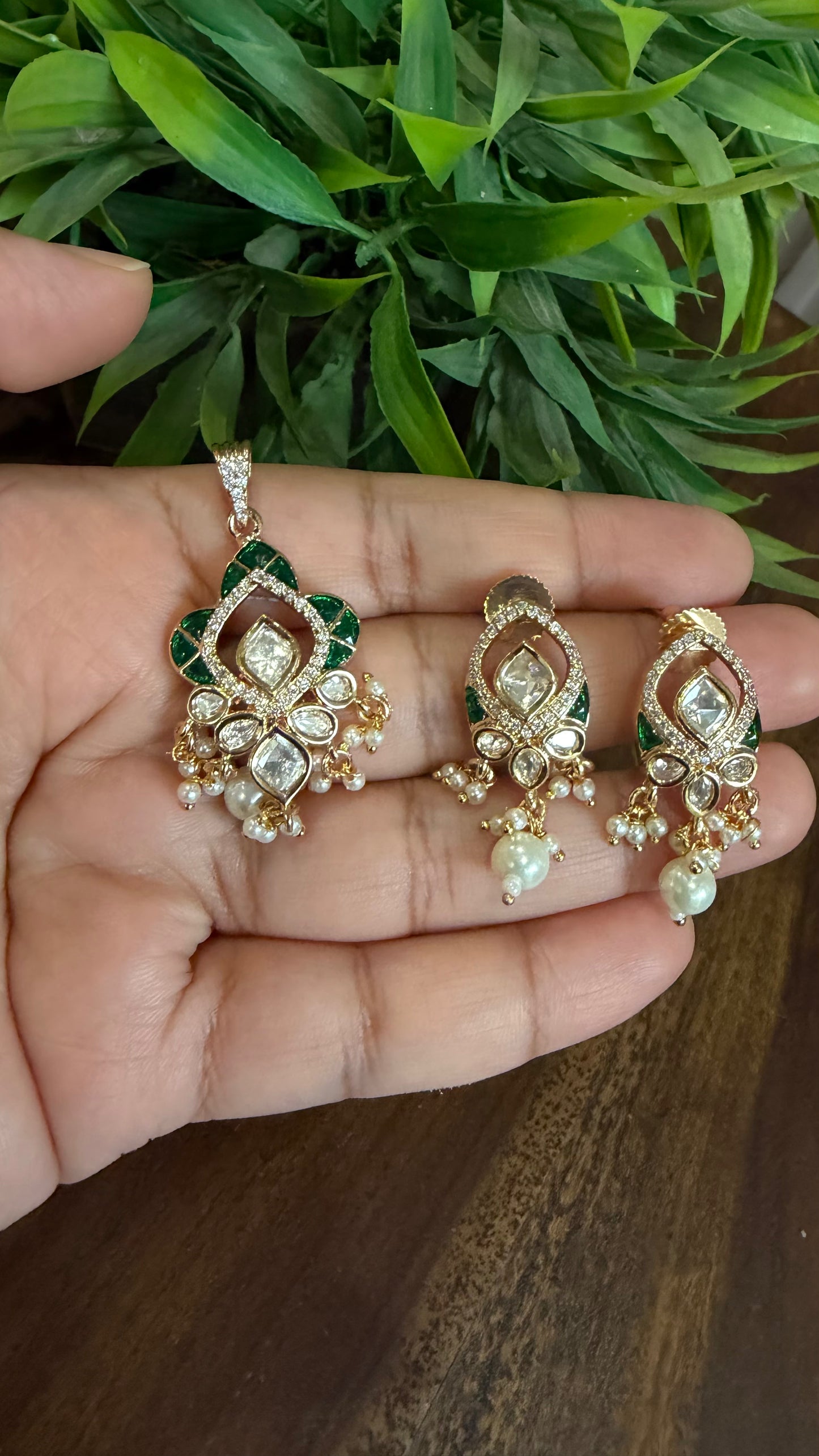 Aanya Emerald Moissanite Pendant Set
