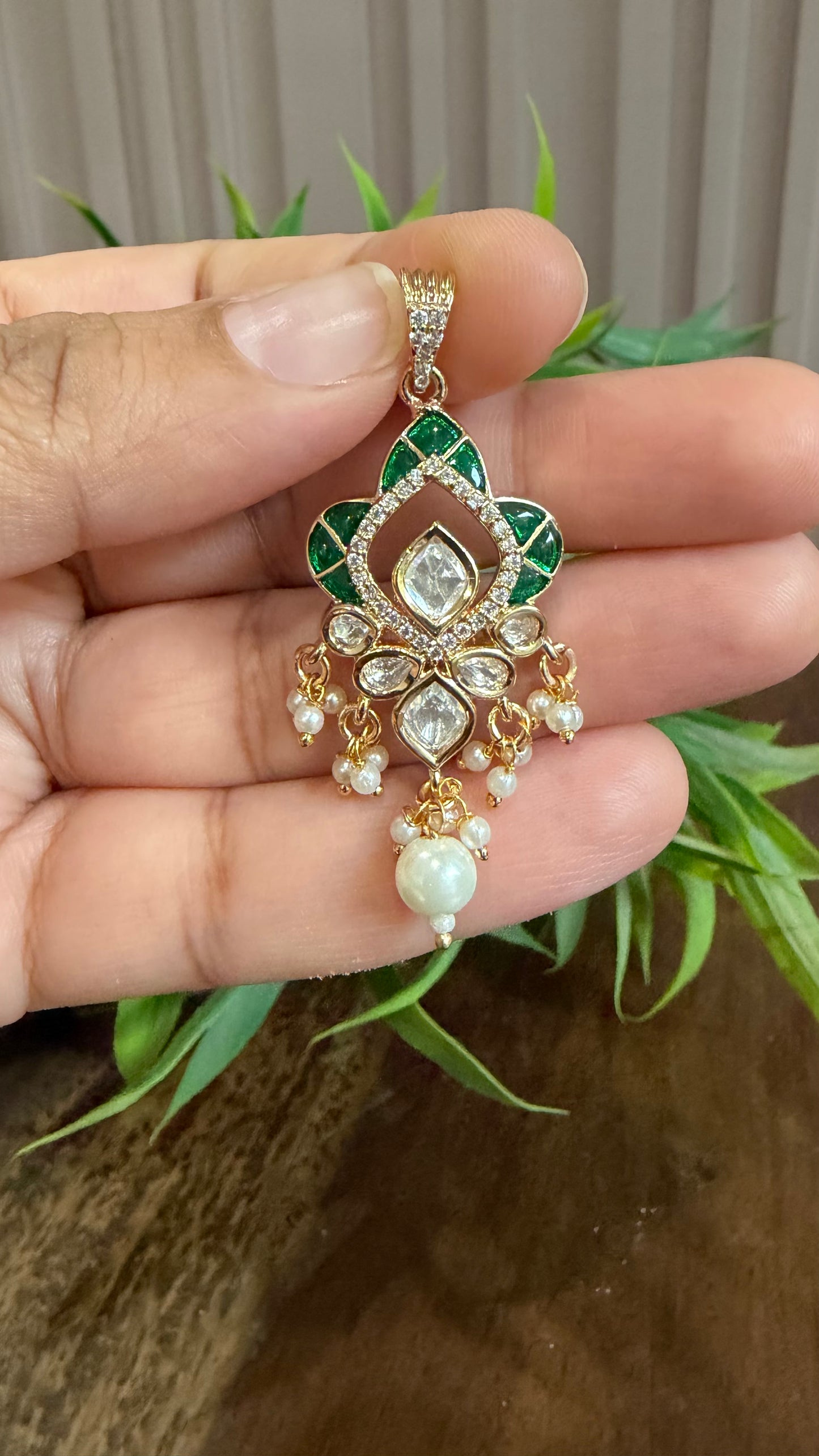 Aanya Emerald Moissanite Pendant Set