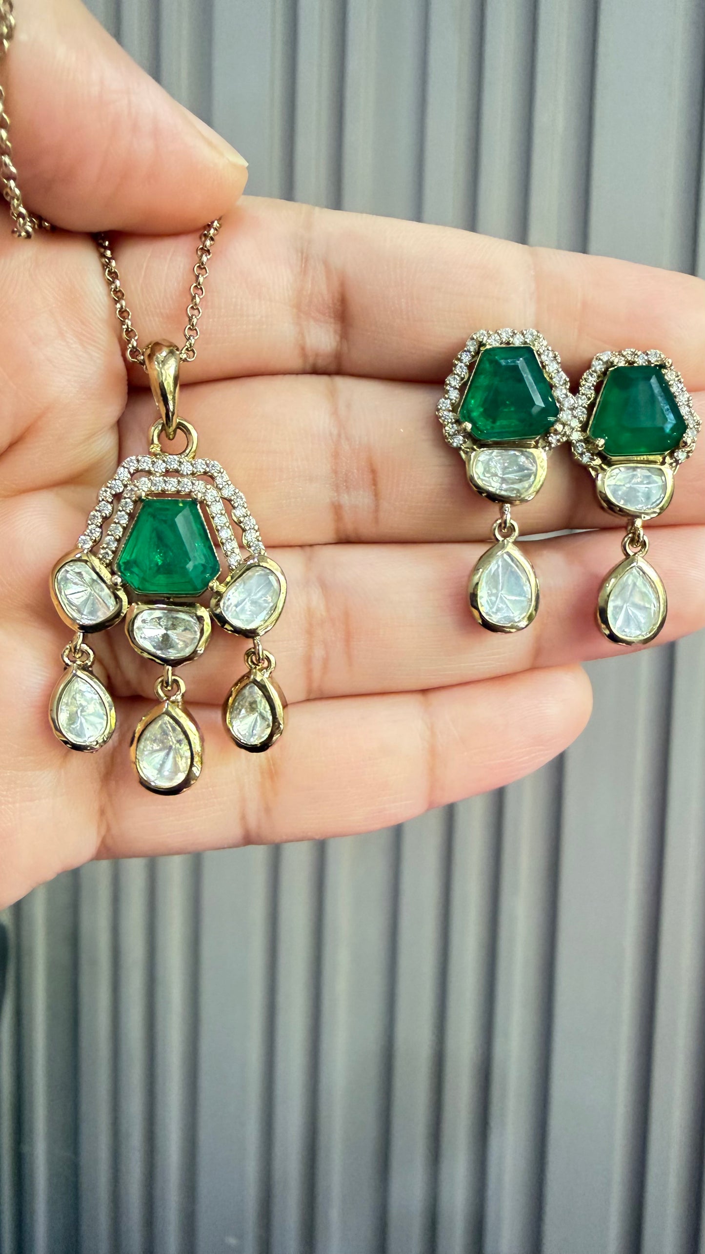 Aarohi Emerald Pendant Necklace Set