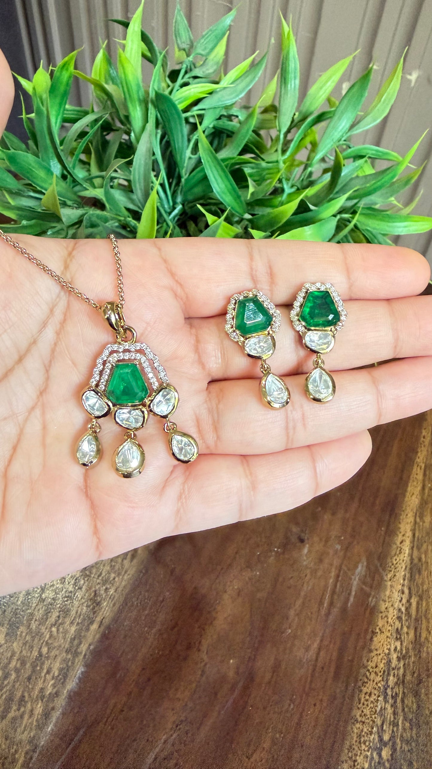 Aarohi Emerald Pendant Necklace Set