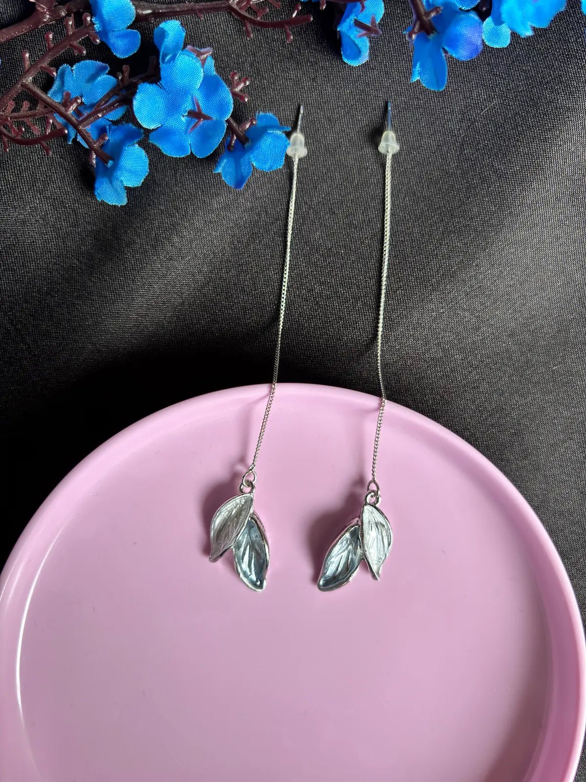 Lush Leaf Stud Earrings - 