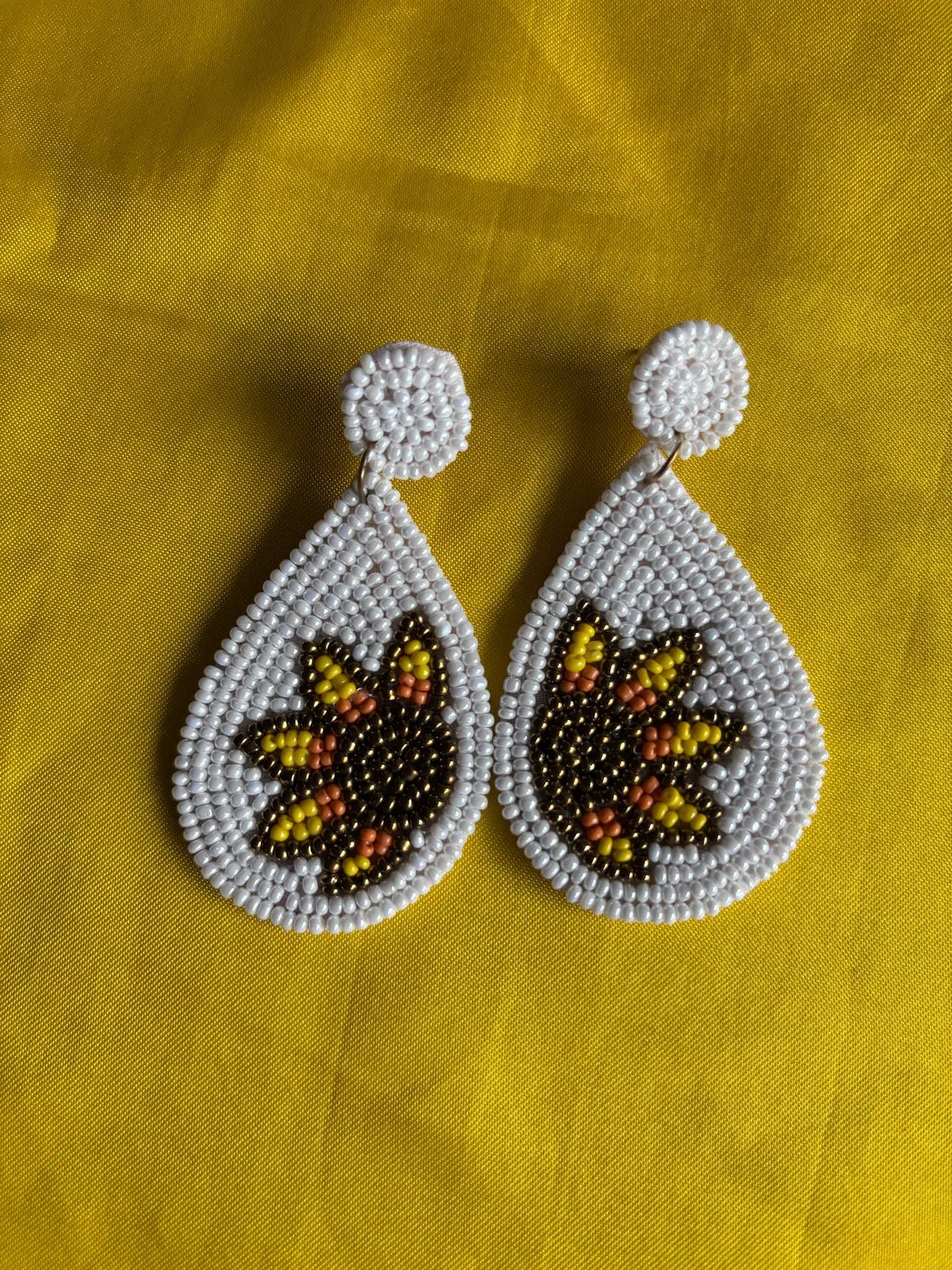 Daisy Whisper Beaded Earrings - 