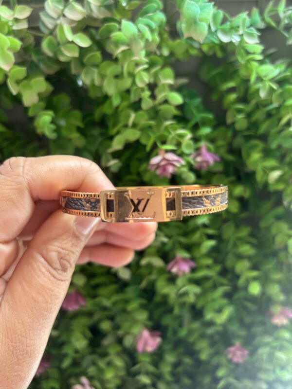 Chic Emblem Anti Tarnish Bracelet - Image 3