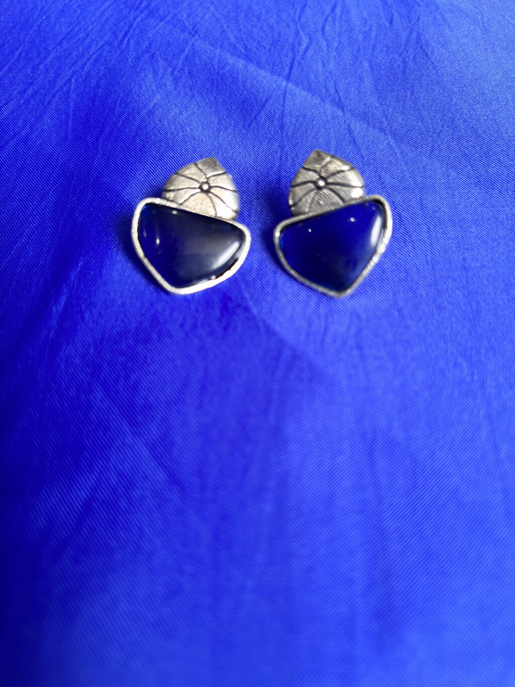 Saanvi Oxidised Heart Studs - Image 2